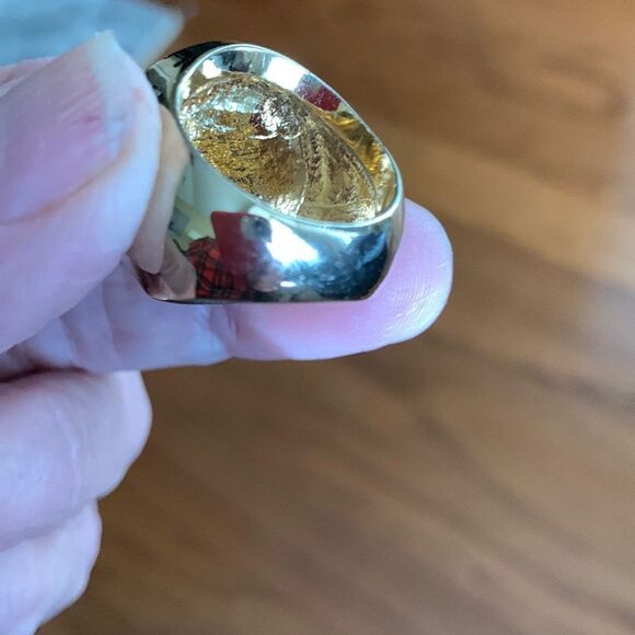 Chunky goldtone Size 8.5 costume ring.  Definitely a statement piece - Picture 3 of 9